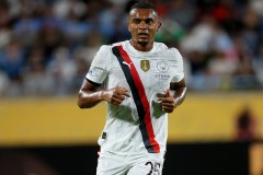 皇马与巴萨：控球至上与快速反击的足球战术对决